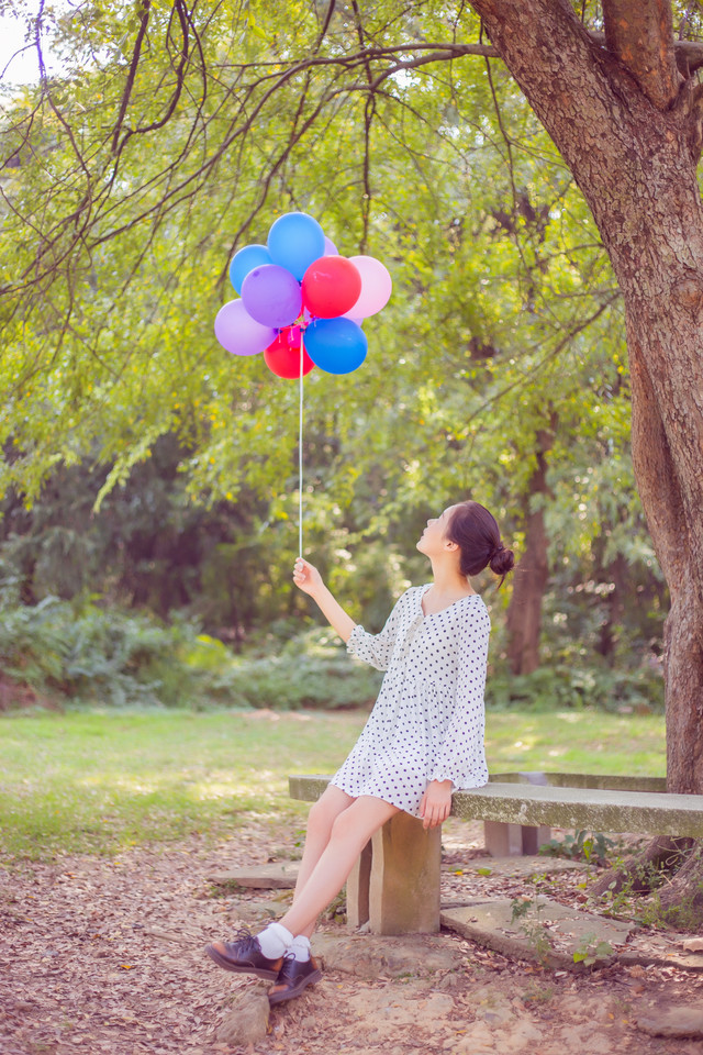 秋日里阳光下的恬静少女很美好