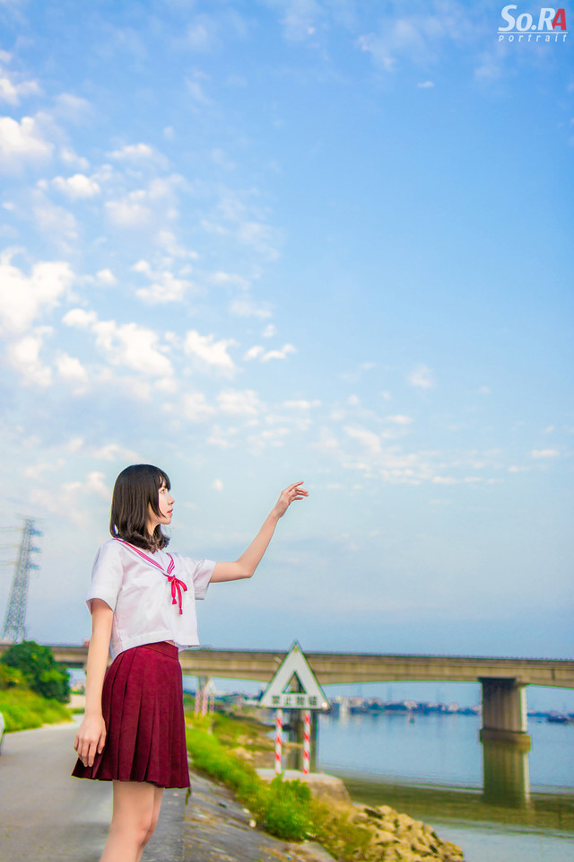 校服女孩户外放飞梦想