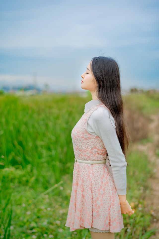 秋天清新少女悠闲漫步