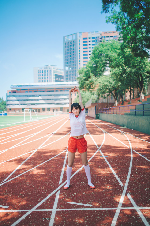 夏日运动会上的体操服俏皮妹子