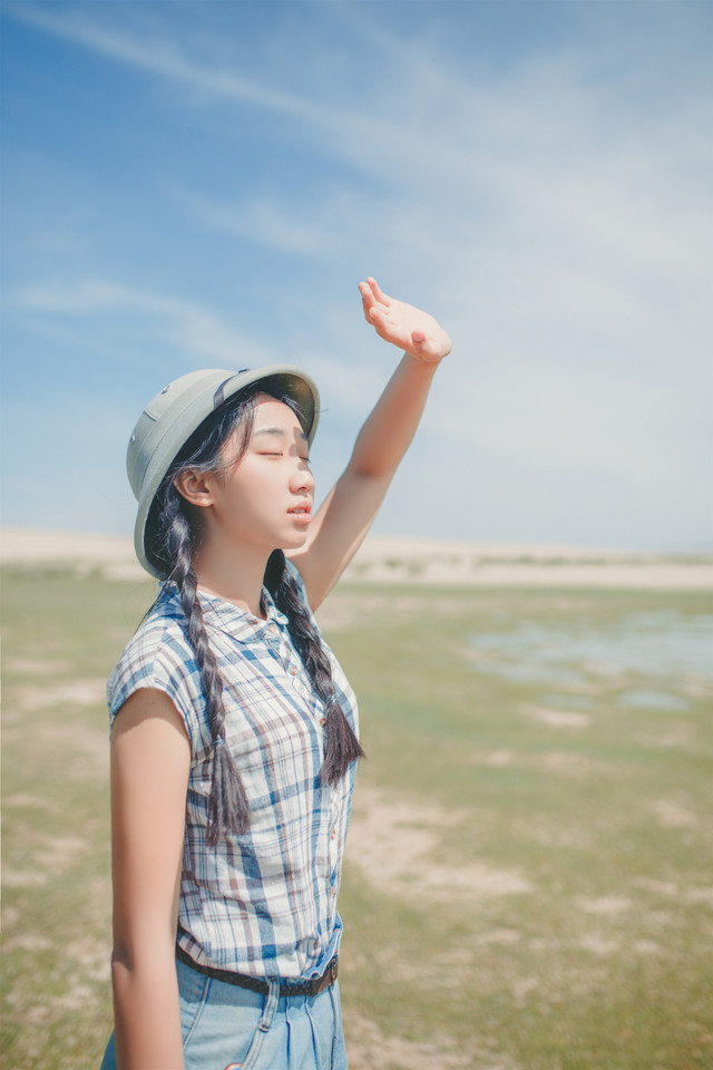 草原上的纯情女生快乐悠闲