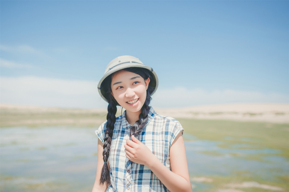 草原上的纯情女生快乐悠闲