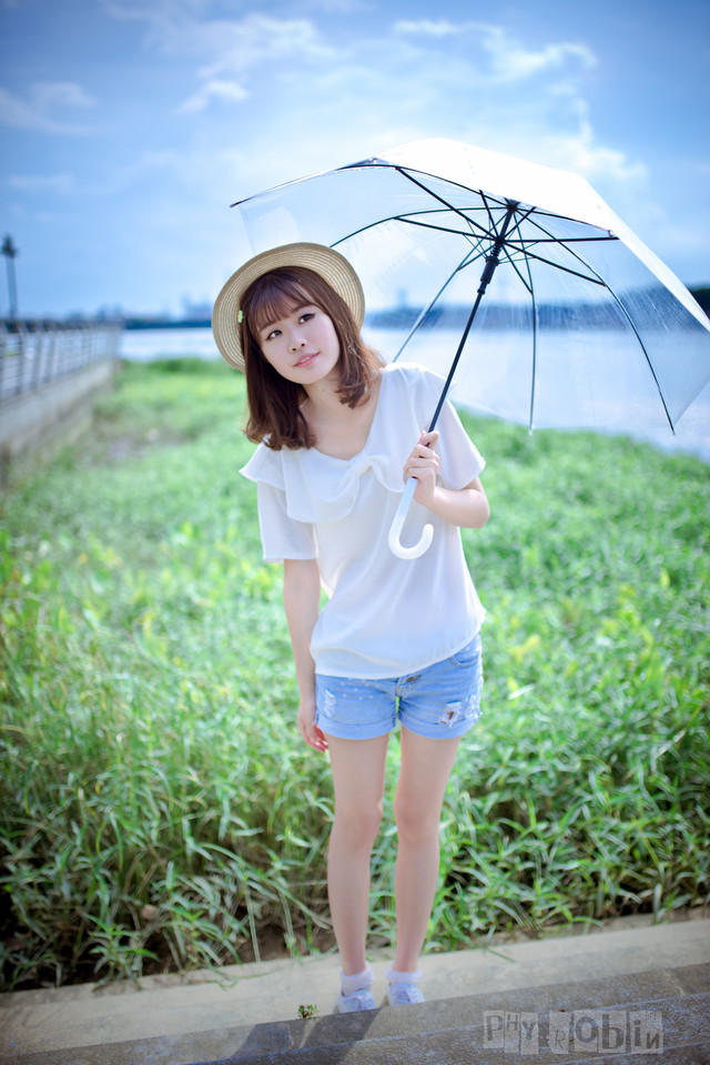 夏日小清新少女雨中漫步