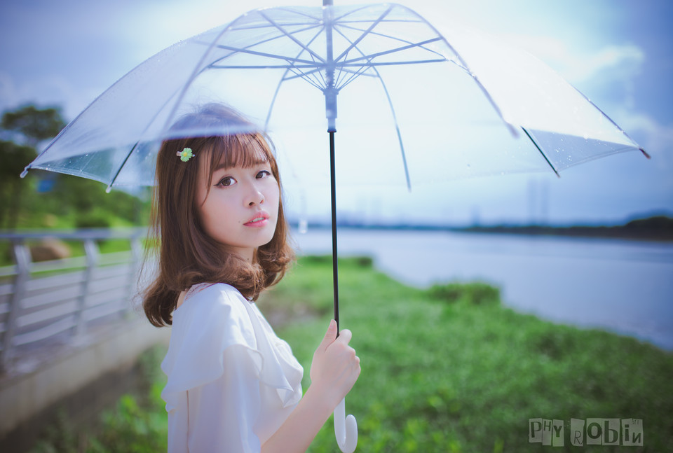 夏日小清新少女雨中漫步