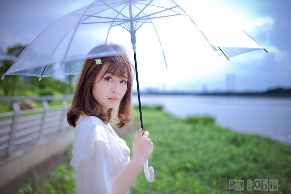 夏日小清新少女雨中漫步