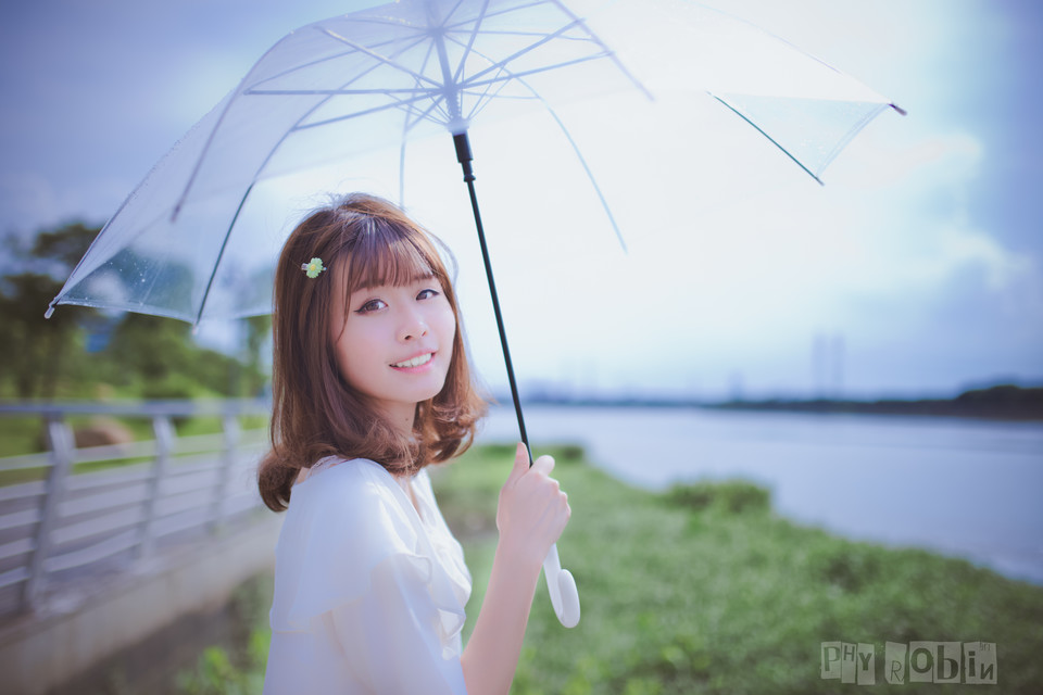 夏日小清新少女雨中漫步