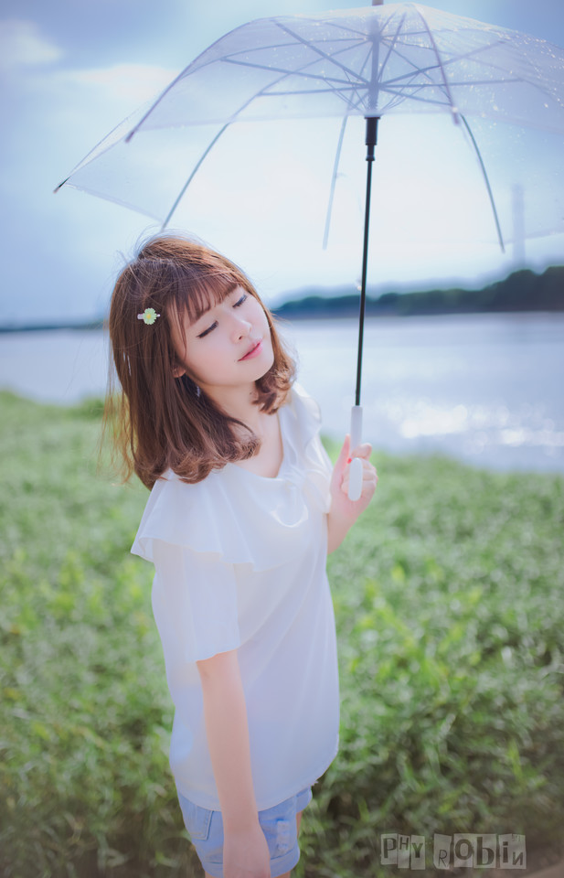 夏日小清新少女雨中漫步