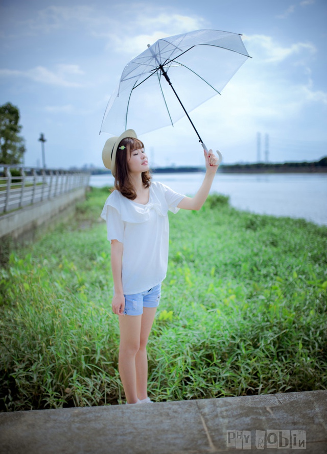 夏日小清新少女雨中漫步