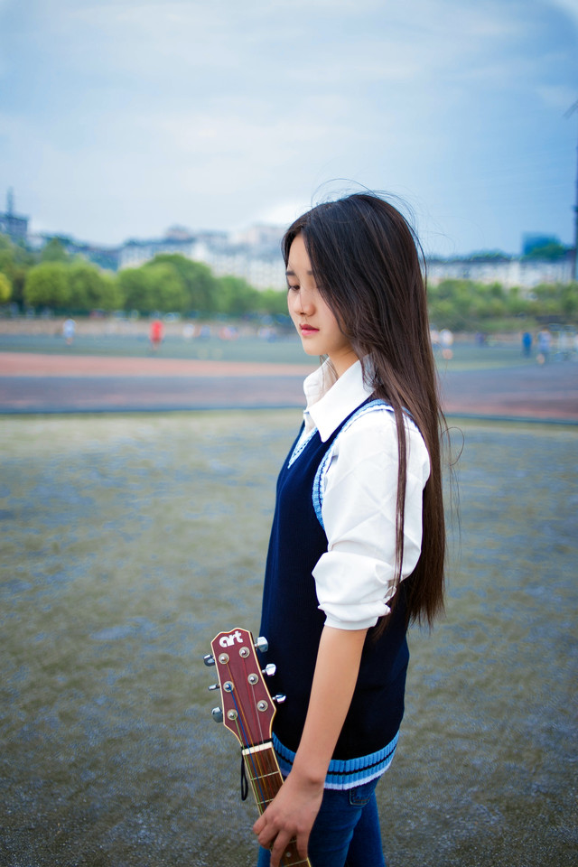 文艺吉他妹子校园闲游