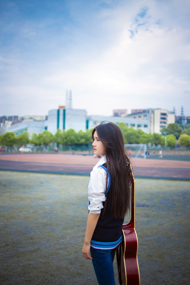文艺吉他妹子校园闲游