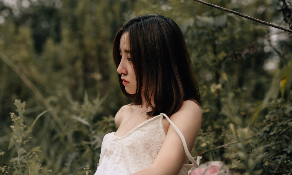 气质美女清晨森林漫步
