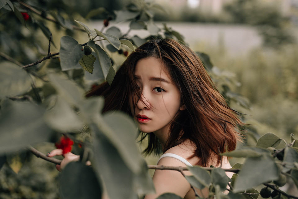 气质美女清晨森林漫步