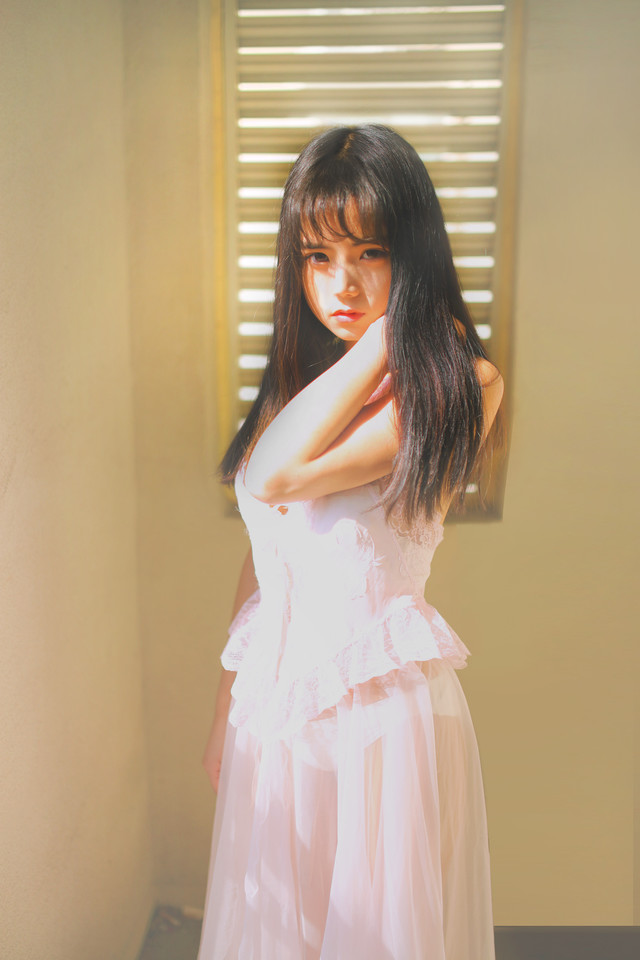 美丽的卧蚕姑娘恬静美好