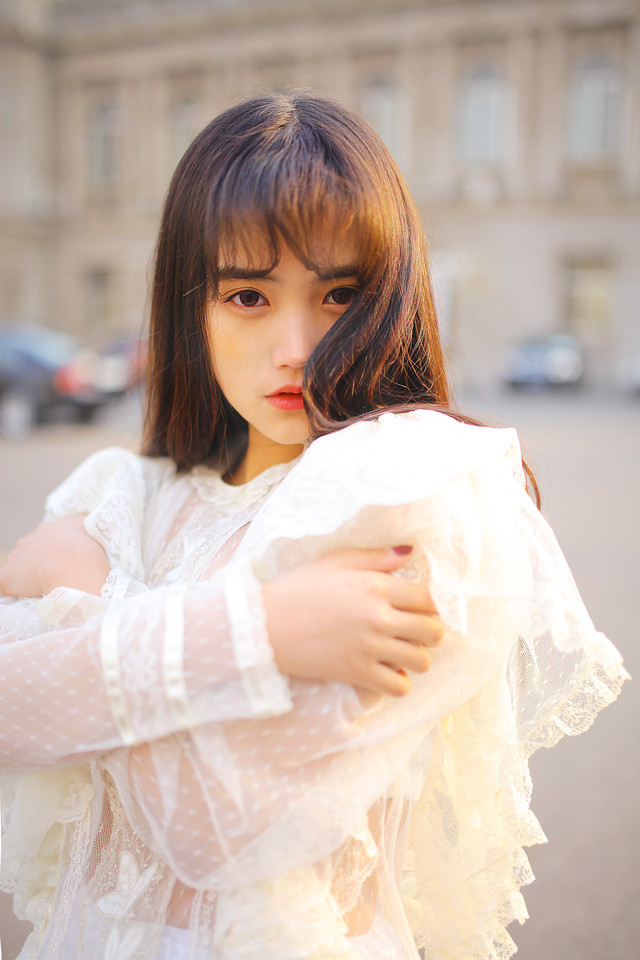 美丽的卧蚕姑娘恬静美好