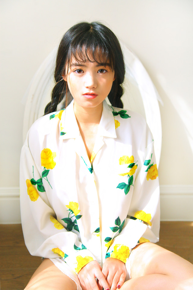 美丽的卧蚕姑娘恬静美好