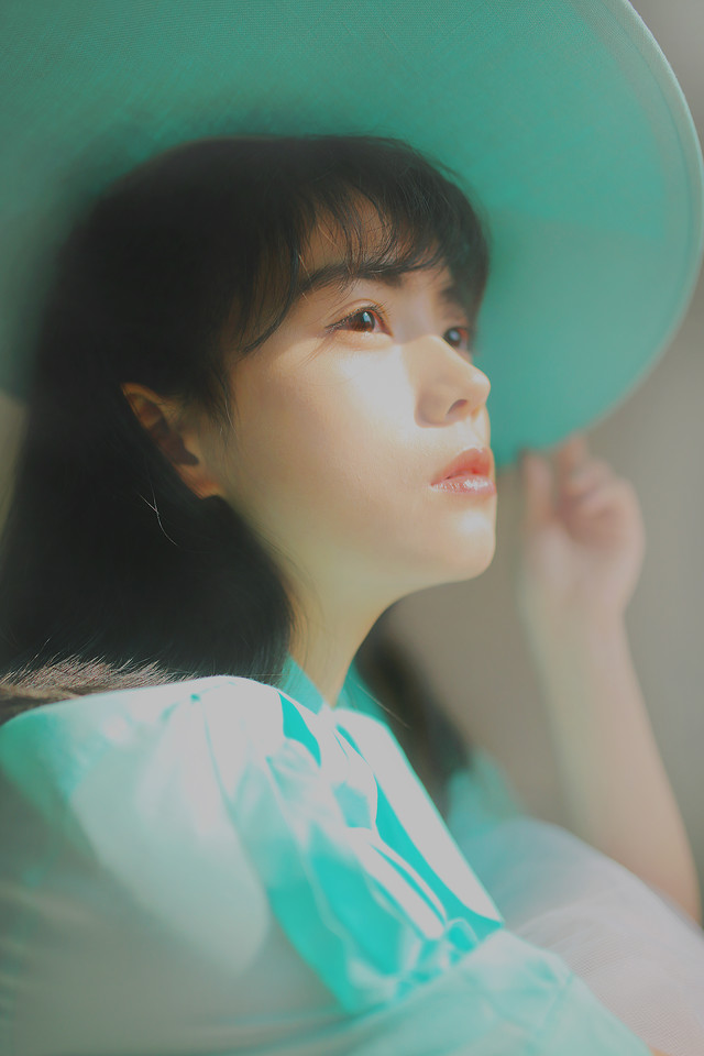 美丽的卧蚕姑娘恬静美好
