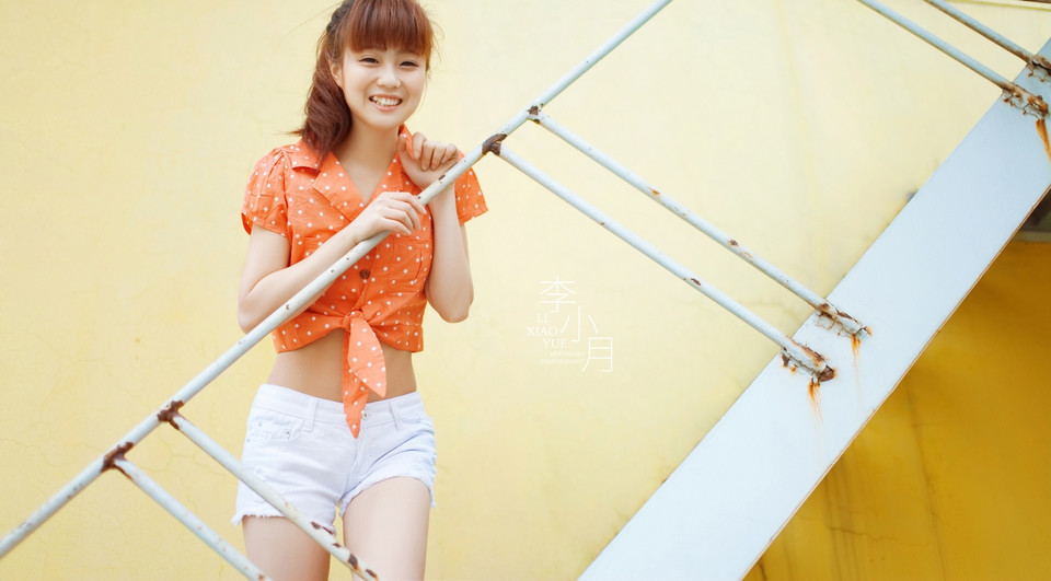 天台上的俏皮少女小露蛮腰