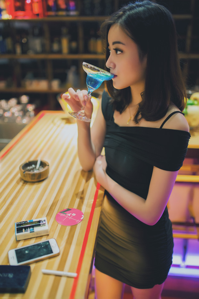 酒吧里的性感妩媚女郎