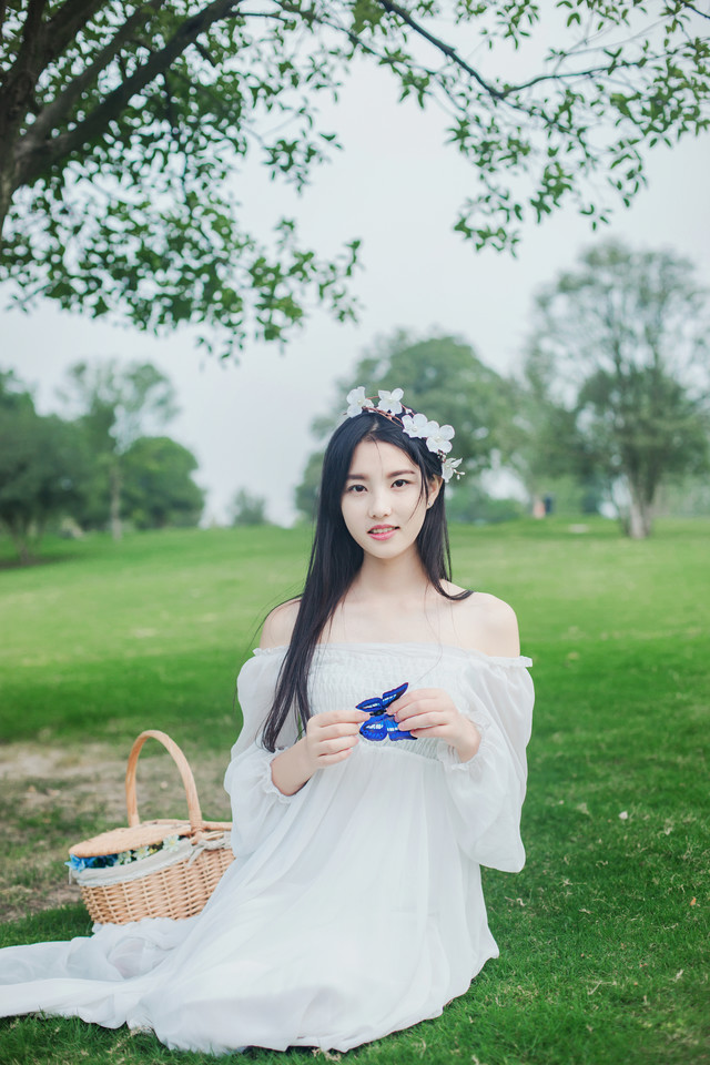 清新少女的香气引来蝴蝶