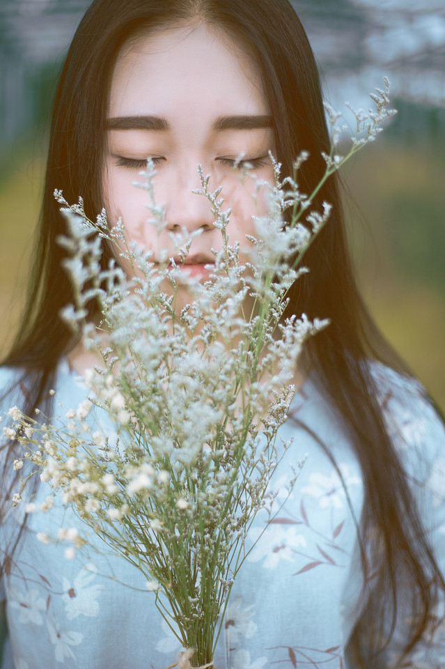 碎花连衣裙少女的旅行