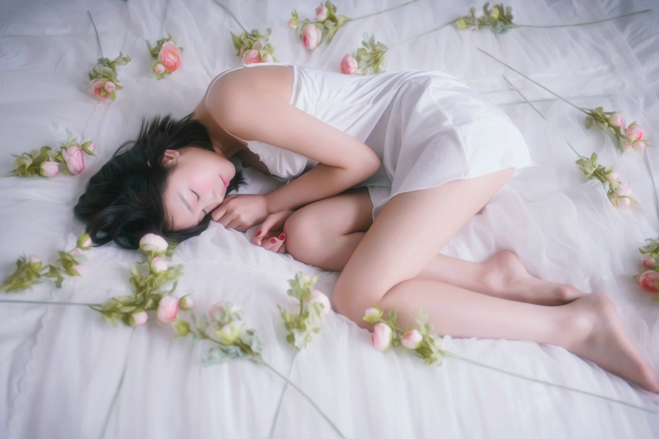 纯白气质美眉闺房自拍