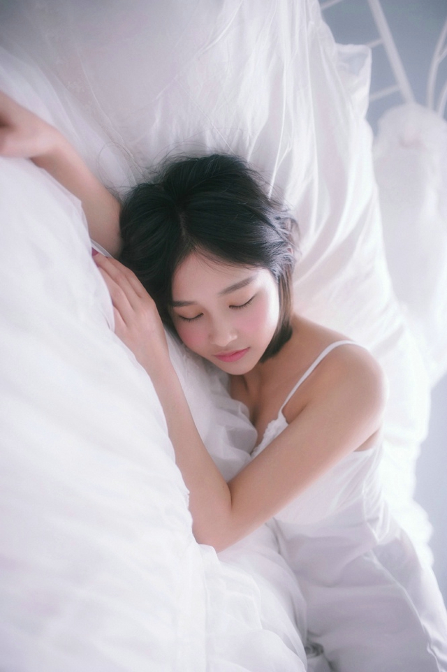 纯白气质美眉闺房自拍