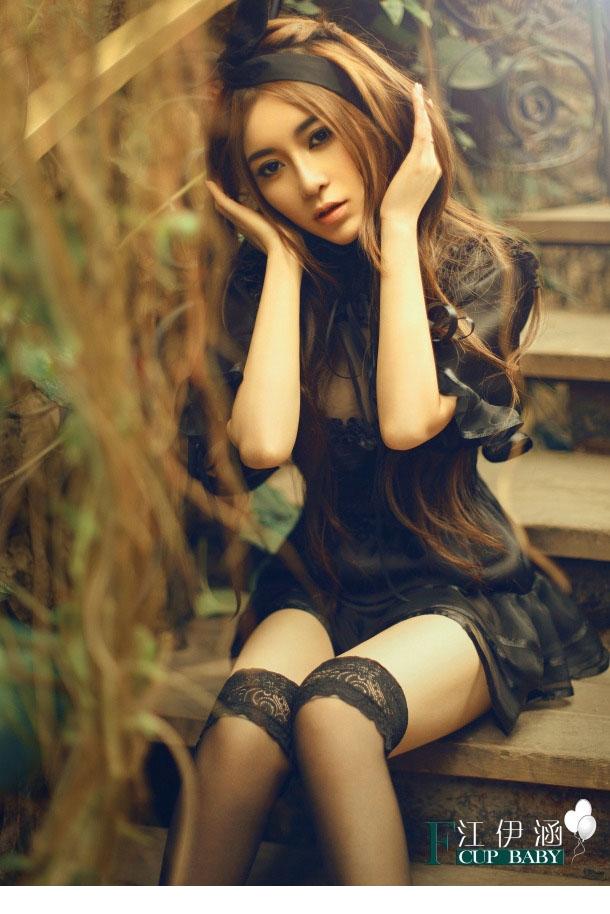 江伊涵黑丝萝莉装大秀纤细美腿