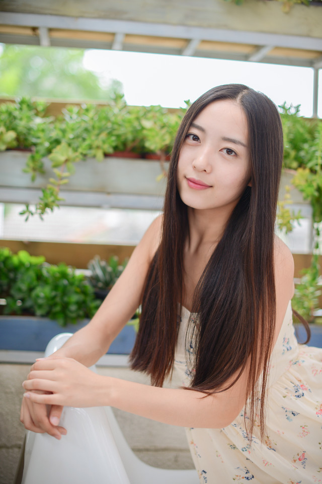 花房姑娘笑容灿烂