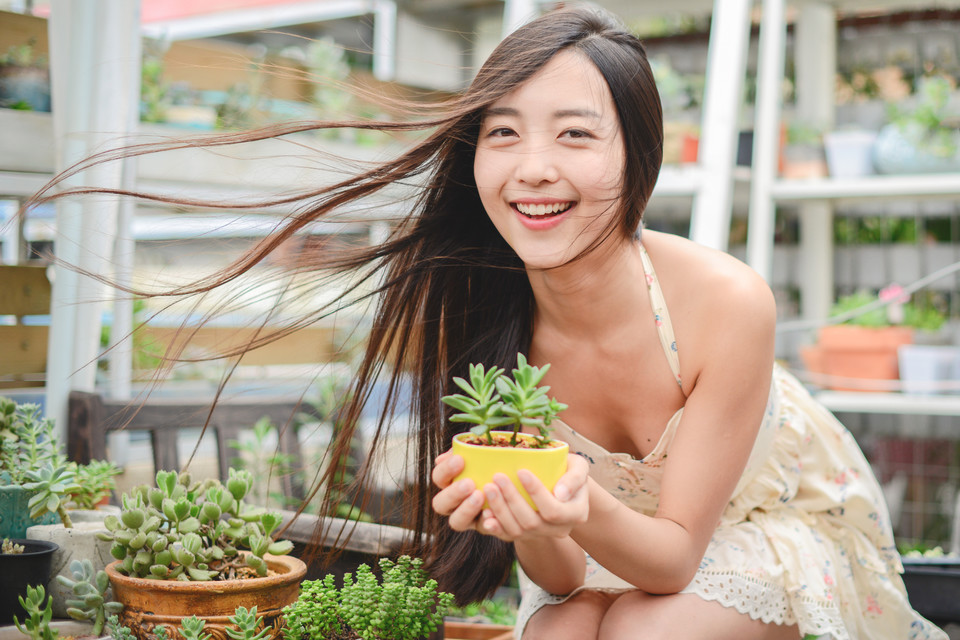 花房姑娘笑容灿烂
