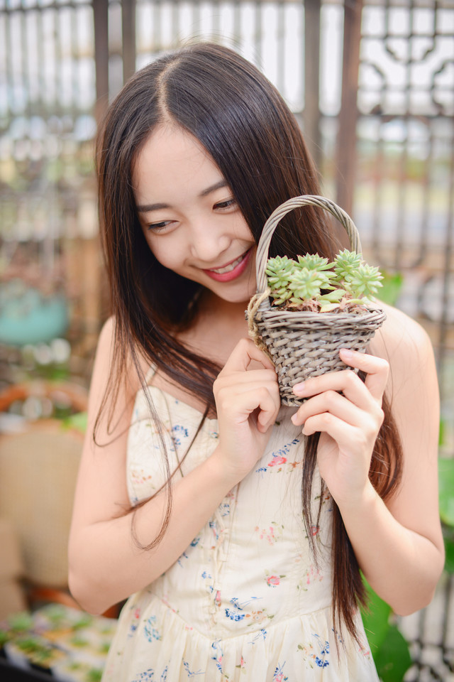 花房姑娘笑容灿烂
