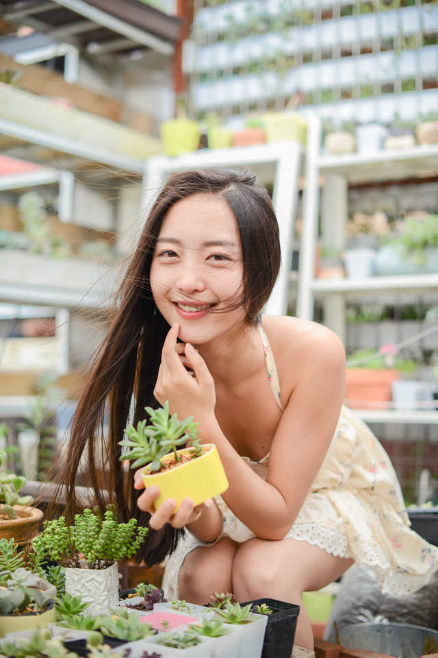 花房姑娘笑容灿烂