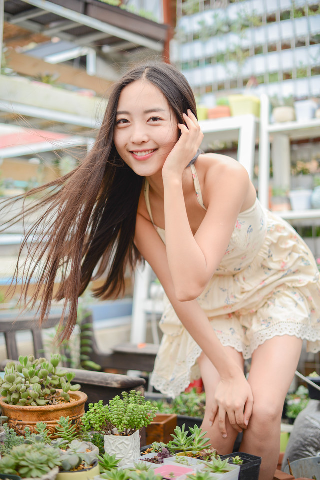 花房姑娘笑容灿烂