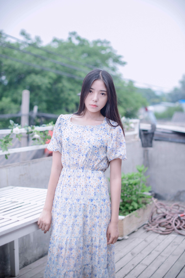 纯纯的妹子眼神迷茫
