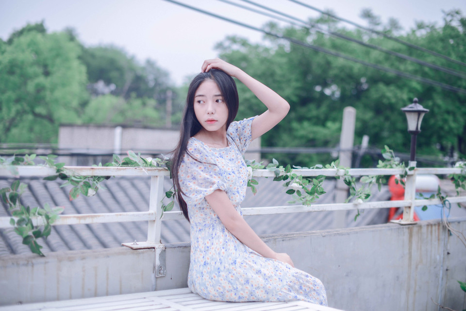 纯纯的妹子眼神迷茫