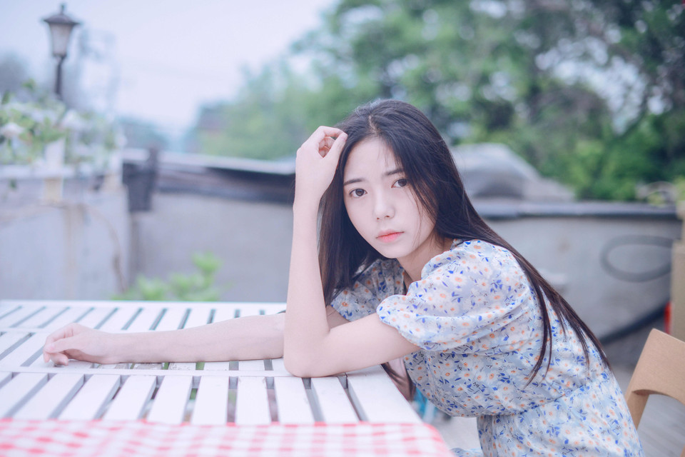 纯纯的妹子眼神迷茫