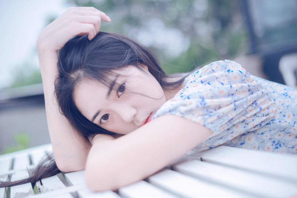 纯纯的妹子眼神迷茫
