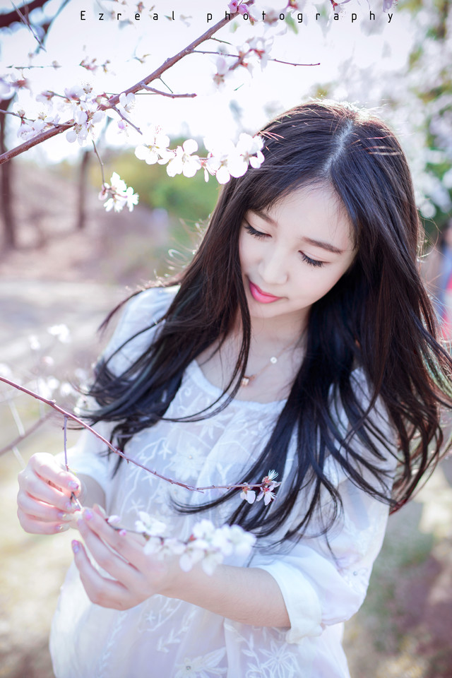 逆光下的少女十分可人