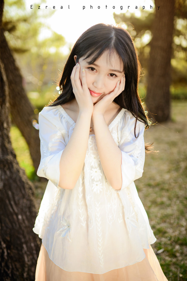 逆光下的少女十分可人