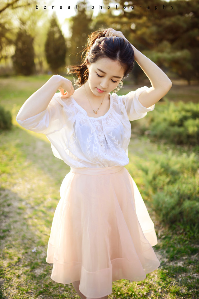 逆光下的少女十分可人