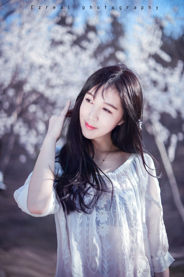 逆光下的少女十分可人