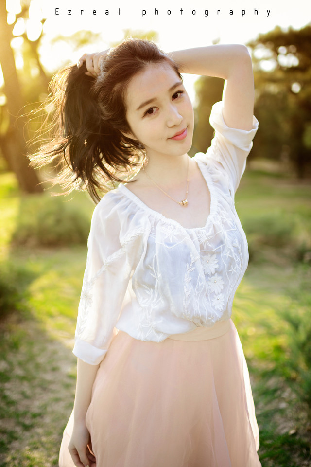 逆光下的少女十分可人