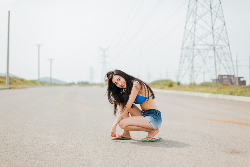 公路上的比基尼妹子很开心