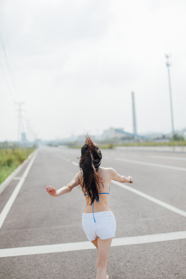公路上的比基尼妹子很开心