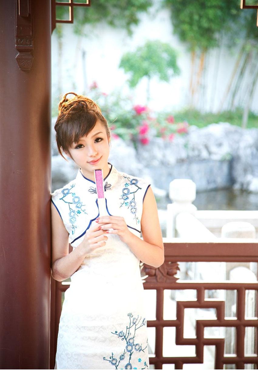 香港嫩模黄诗思可爱白色旗袍写真