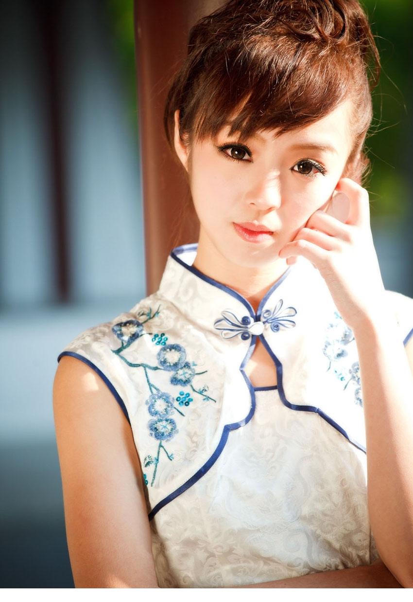 香港嫩模黄诗思可爱白色旗袍写真