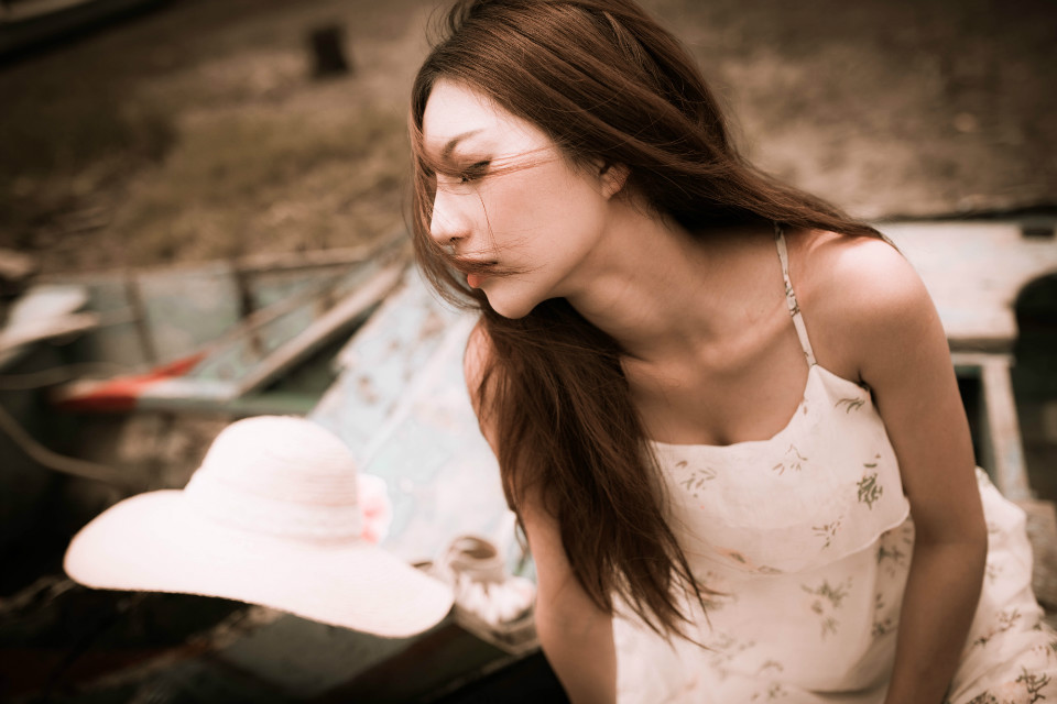 长发连衣裙女孩海滩写真