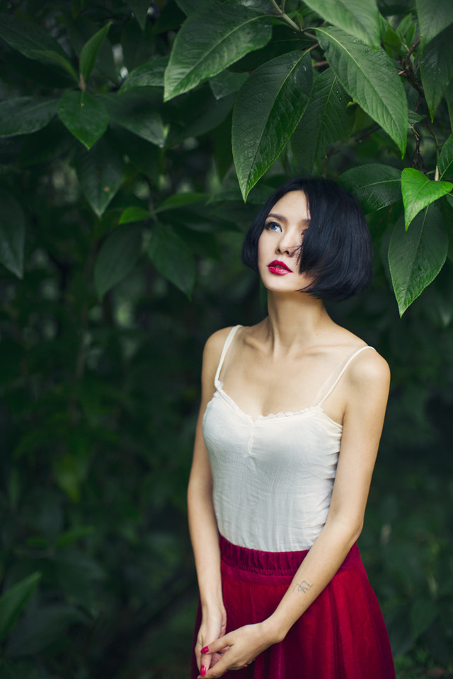 短发恬静美眉悠闲漫步