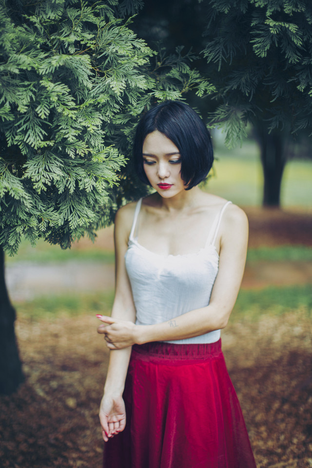 短发恬静美眉悠闲漫步