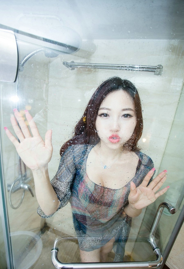浴室里的风情女郎掀衣诱惑