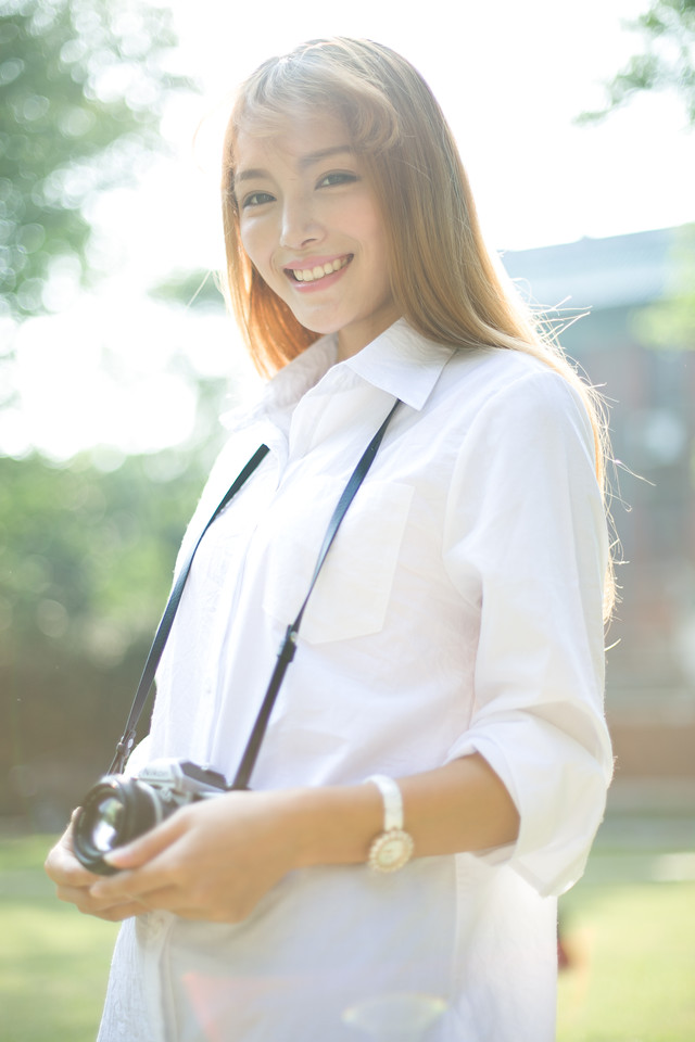 甜美随性美女的灿烂笑容